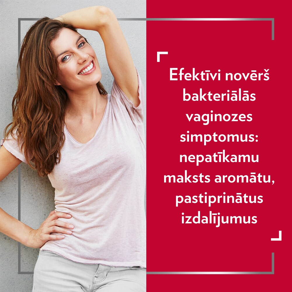 Sarkanmataina smaidoša sieviete